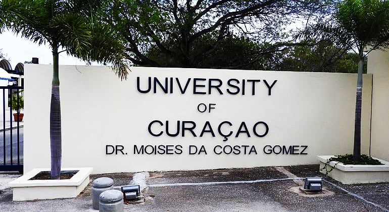 Hoofdingang University Curacao