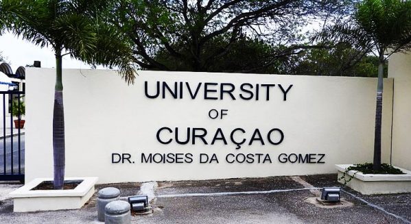 Hoofdingang University Curacao e1643869047981